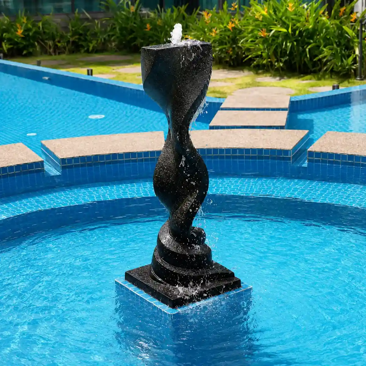 Detail seni bina di halaman dalam yang tenang