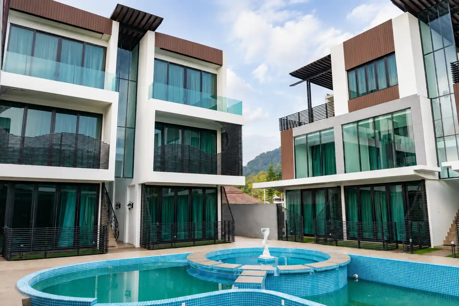 Kolam halaman dalam dan rumah-rumah di sekelilingnya