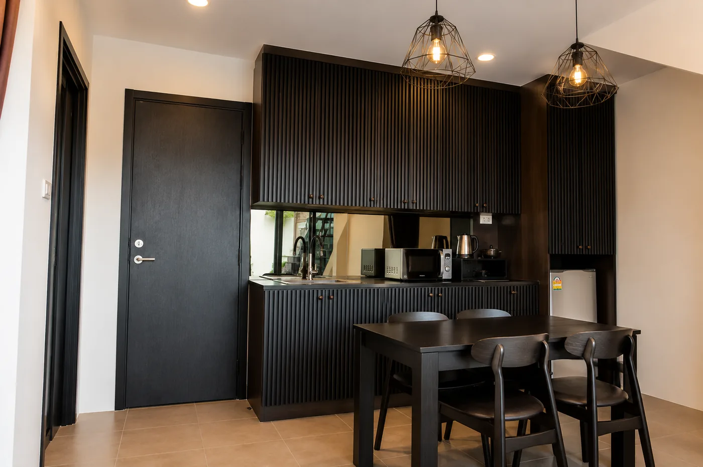 Dapur, ruang makan dan tangga di townhouse