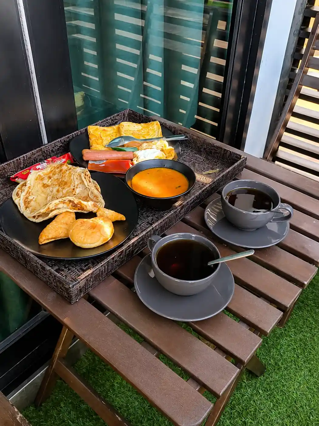 Roti canai, kari dan kopi yang dihidangkan untuk sarapan